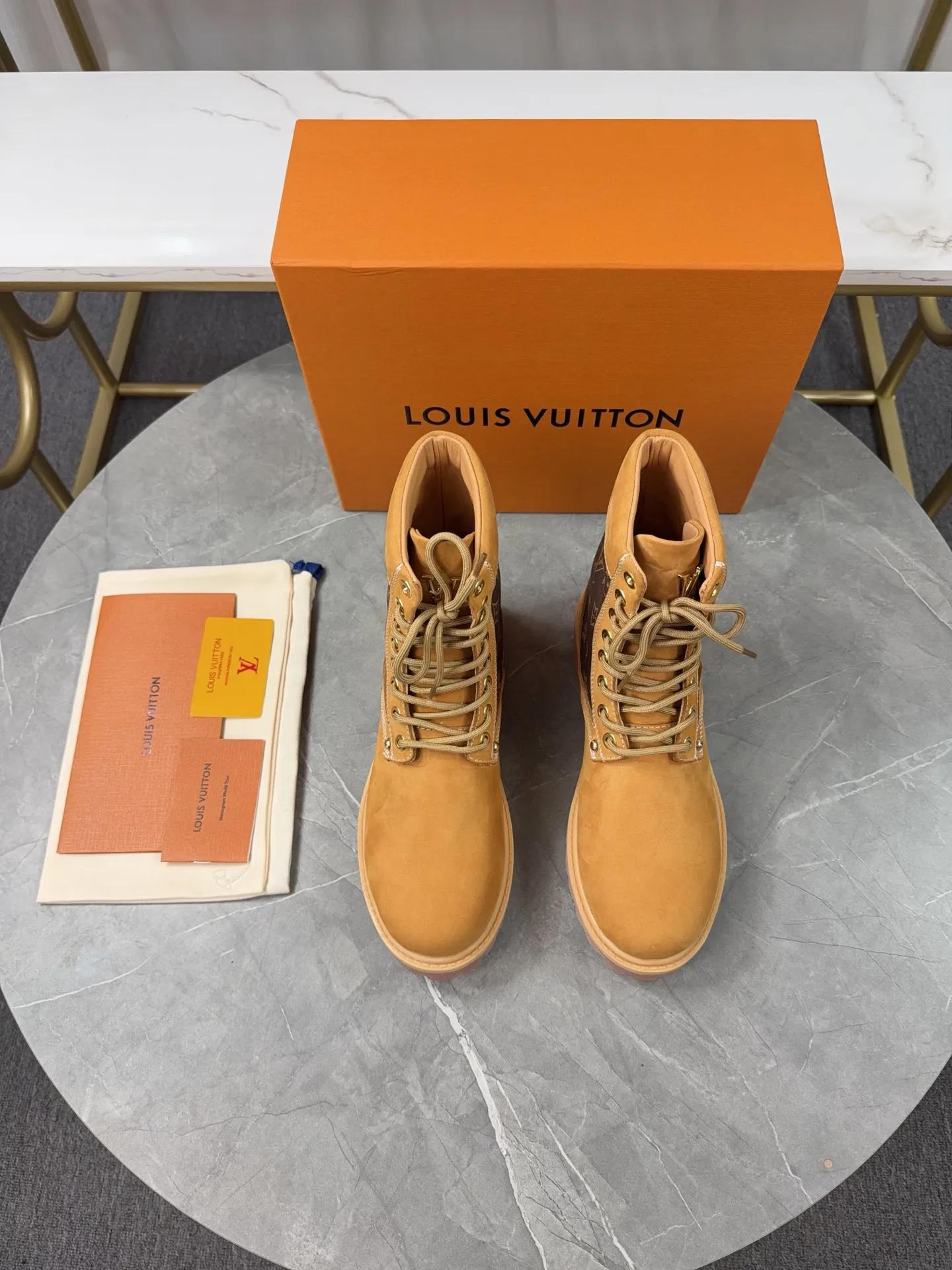 p720🐮🐮2025 top version: couple style LV presbyopia, embossed rhubarb boots, ankle boots, embossed waterproof nubuck cowhide boots, relying on the brand's exquisite craftsmanship to carefully reshape the classic T 6-inch boot shape in Italy to create an American-style autumn and winter men's and women's wear show. The original laces and outsole are exquisitely detailed, and the leather label expresses the cooperation logo. Exquisite packaging at the delivery counter🛍📦 ▪️Fabrics: Original customized imported first-layer cowhide ▪️Inner lining: Original customized leather lining/mesh lining ▪️Outsole: Original molded anti-slip rubber material ▪️Sole thickness: 3.5CM ▪️Size: 35-40 for women and 39-46 for men